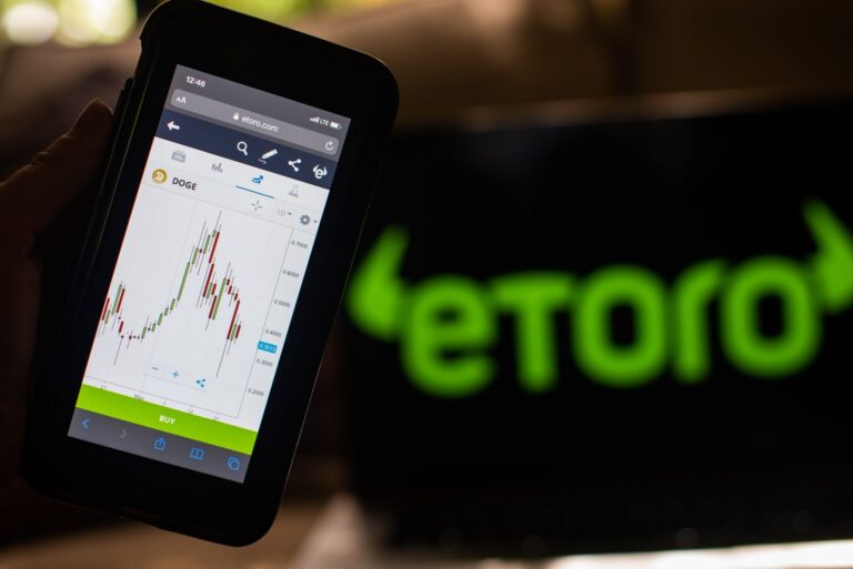 What is the impact of Apple stock price on etoro, and how can investors adopt it?